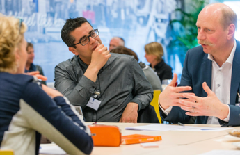 Voorbeeldfoto van evenementfotografie: mensen in actie en onderlinge interactie tijdens een bijeenkomst