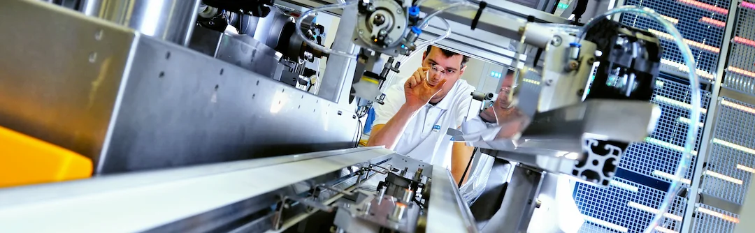 Man werkt aan een machine